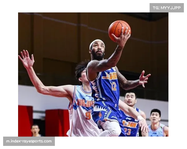 火箭活塞首节激烈对抗 申京与康宁汉姆各领两犯 火箭活塞首节激烈对抗 申京与康宁汉姆各领两犯